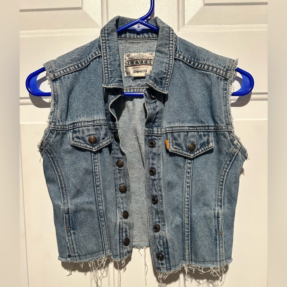 Levi’s cropped sleeveless jean jacket
